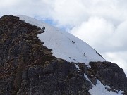 07 Renato e le husky Neve e Lotte scendono dalla ripida Cima nord dei Tre Pizzi (2169 m) 